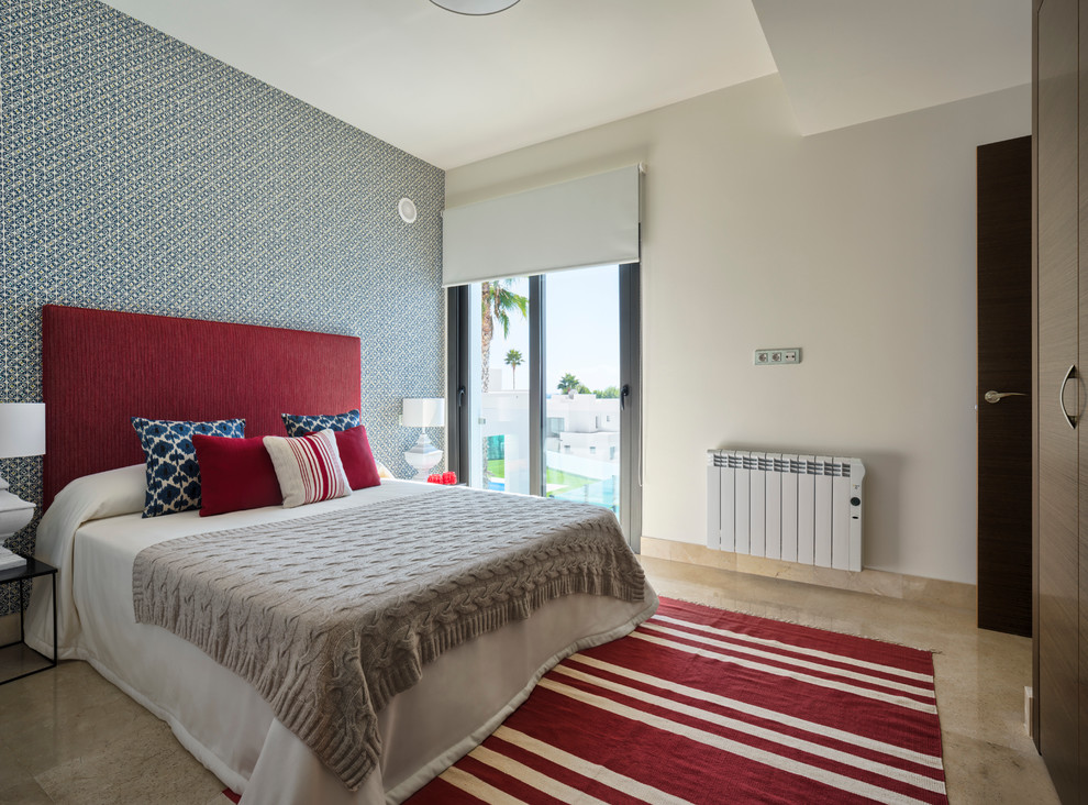 Ejemplo de dormitorio principal clásico renovado de tamaño medio sin chimenea con paredes multicolor
