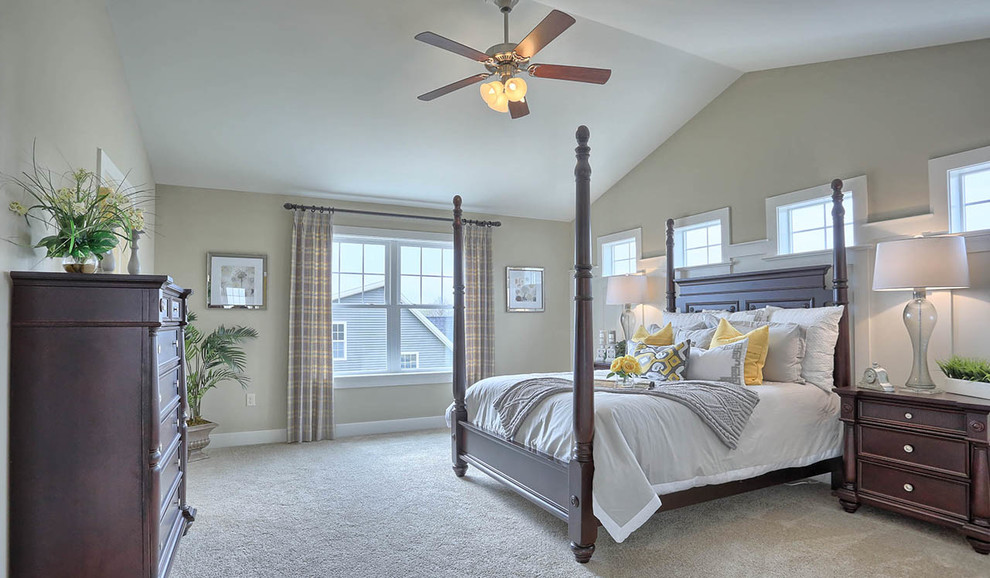 Modelo de dormitorio principal de estilo americano grande sin chimenea con paredes grises, moqueta y suelo beige