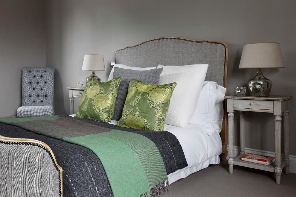 На фото: гостевая спальня среднего размера, (комната для гостей) в стиле модернизм с ковровым покрытием и серыми стенами с