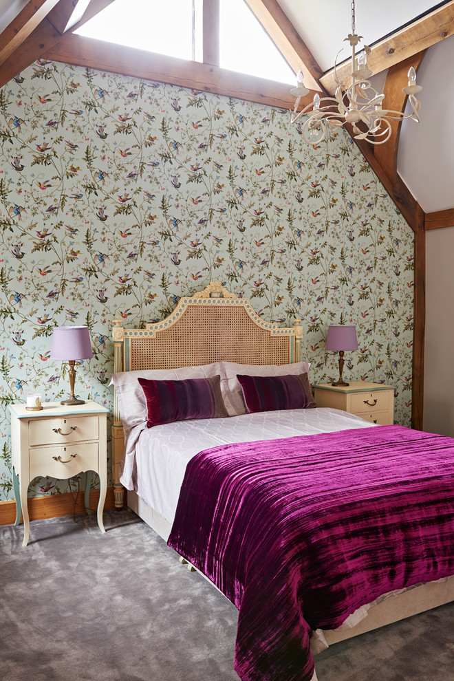 Immagine di una camera da letto country con pareti multicolore, moquette e pavimento grigio