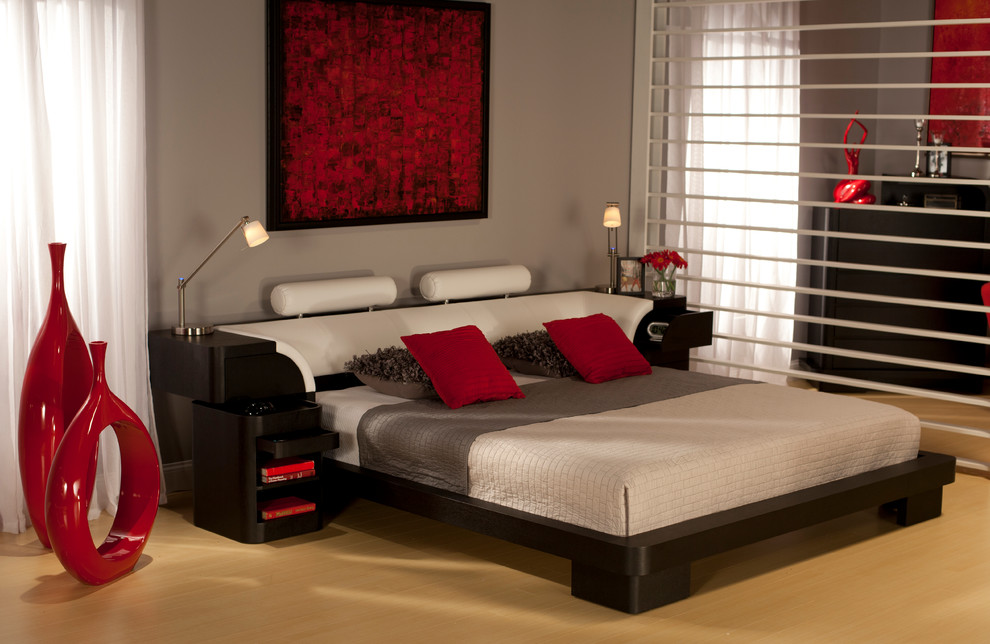 Diseño de dormitorio asiático de tamaño medio con paredes grises y suelo de madera clara
