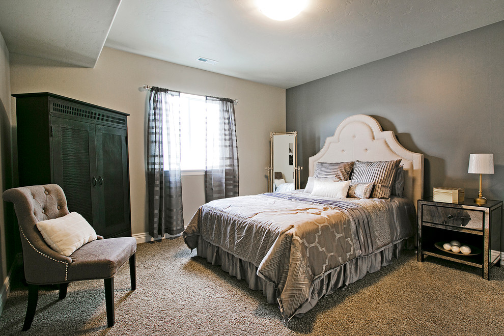 Пример оригинального дизайна: гостевая спальня среднего размера, (комната для гостей): освещение в стиле кантри с серыми стенами, ковровым покрытием и коричневым полом