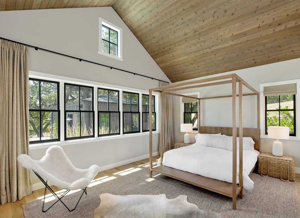 Стильный дизайн: хозяйская спальня в стиле кантри с белыми стенами, светлым паркетным полом и бежевым полом без камина - последний тренд