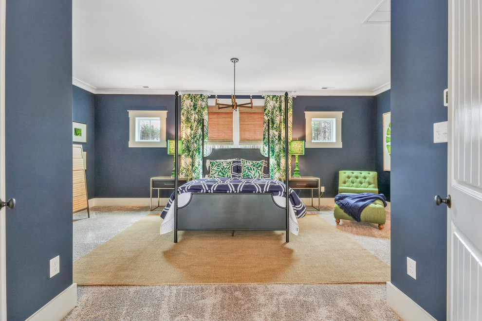 Idee per una grande camera matrimoniale american style con pareti blu, moquette e pavimento beige