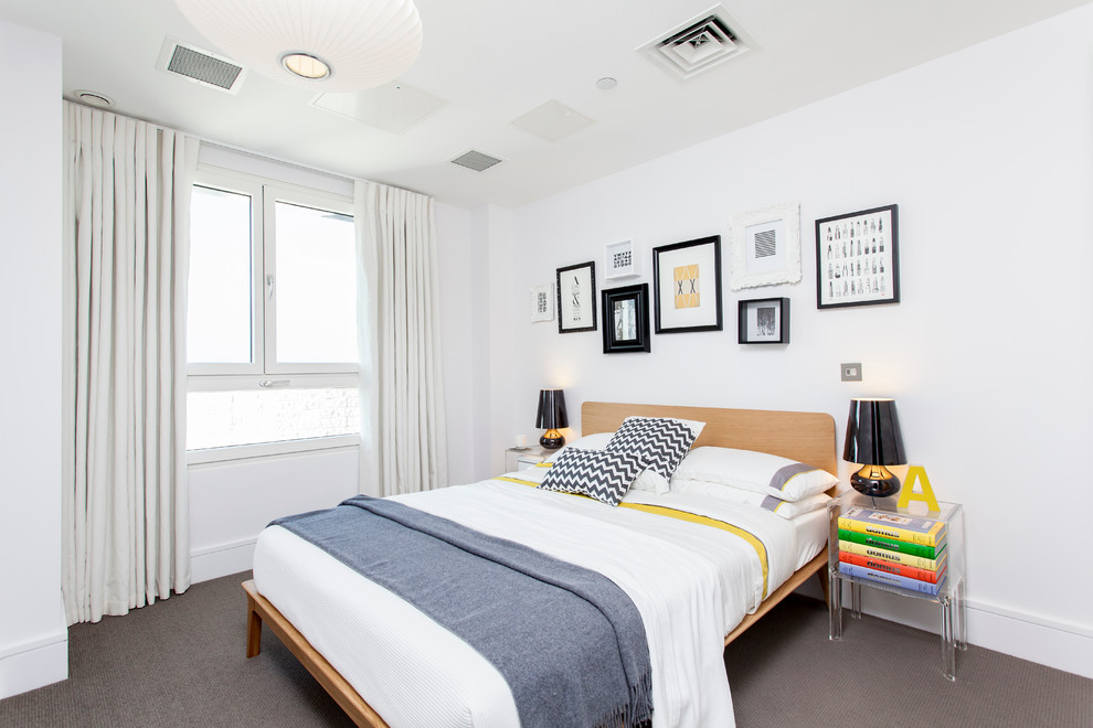 Esempio di una camera da letto contemporanea con pareti bianche e moquette