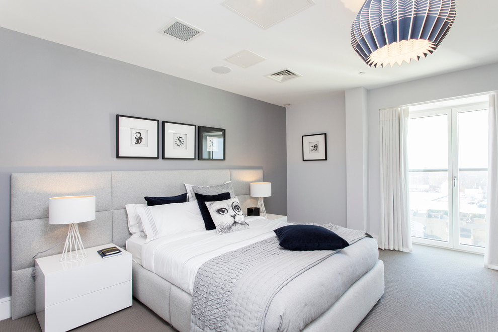 На фото: серо-белая спальня: освещение в современном стиле с серыми стенами и ковровым покрытием