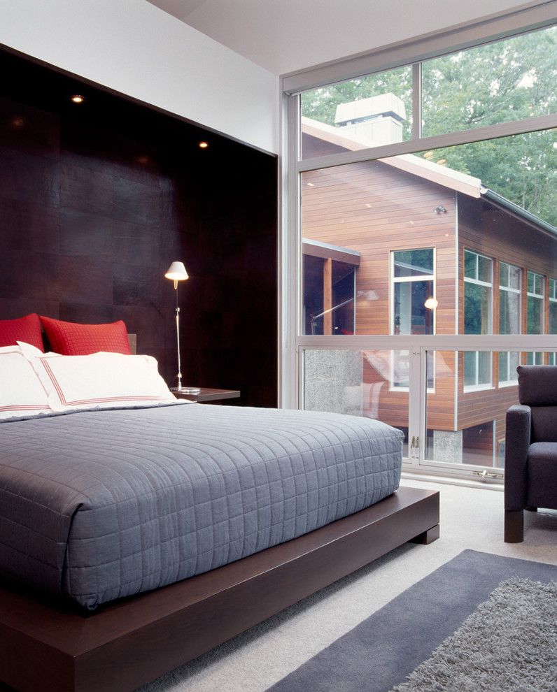 Diseño de dormitorio minimalista con paredes marrones y moqueta