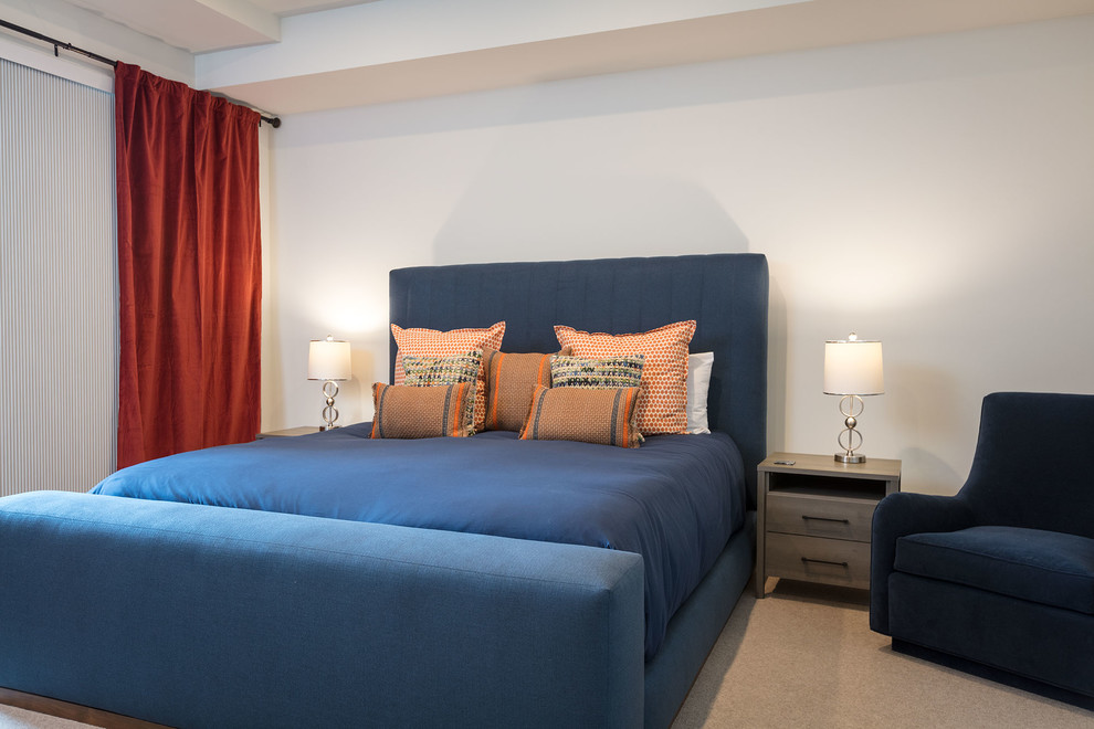 Стильный дизайн: гостевая спальня среднего размера, (комната для гостей) в современном стиле с белыми стенами, ковровым покрытием, горизонтальным камином и серым полом - последний тренд