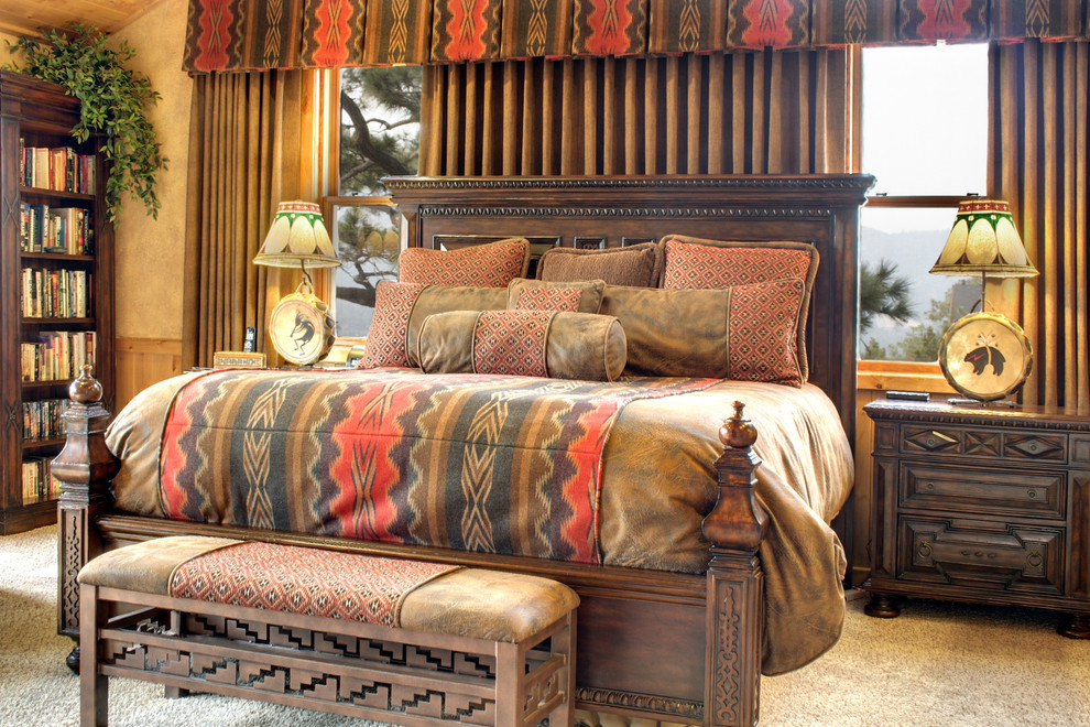 Пример оригинального дизайна: большая хозяйская спальня в стиле рустика с бежевыми стенами и ковровым покрытием