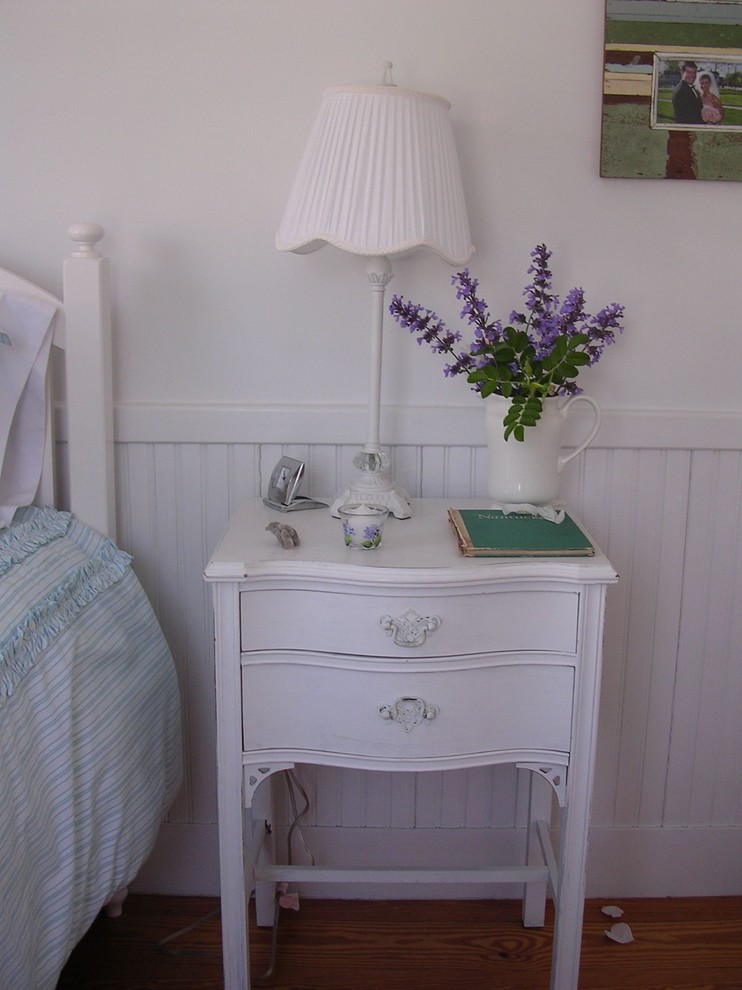 Immagine di una camera da letto stile shabby con pareti bianche