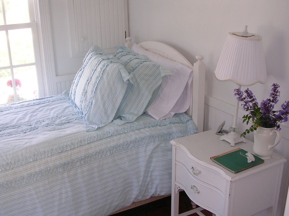 Стильный дизайн: спальня в морском стиле с белыми стенами - последний тренд