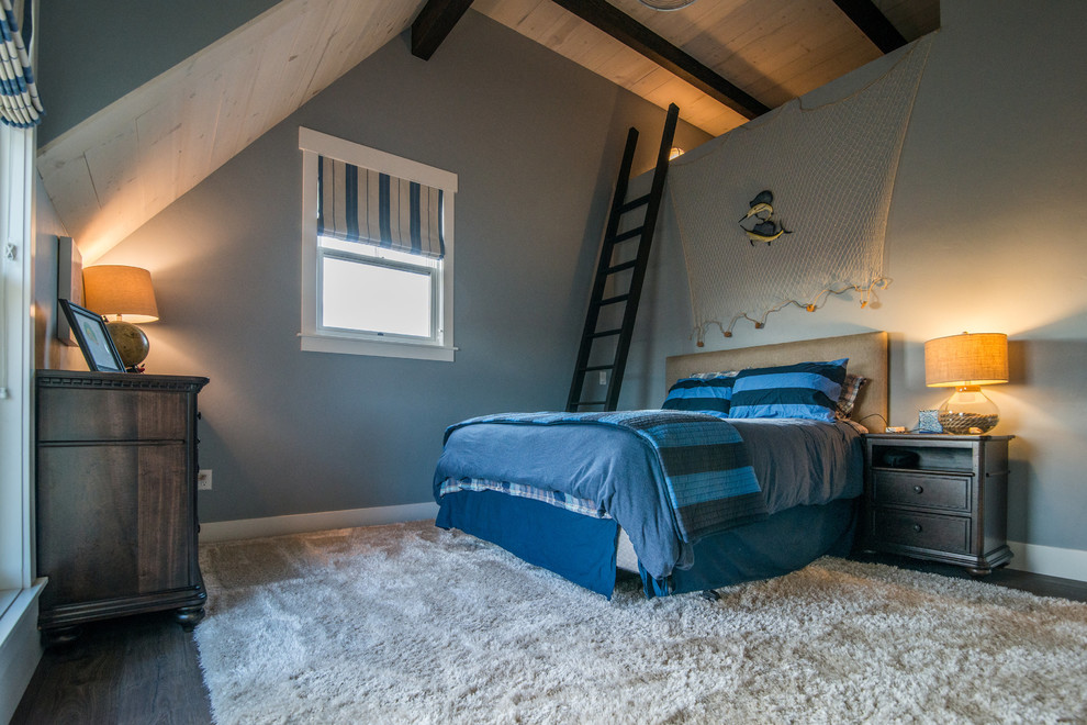 Источник вдохновения для домашнего уюта: гостевая спальня среднего размера, (комната для гостей) в стиле рустика с синими стенами, темным паркетным полом и коричневым полом без камина