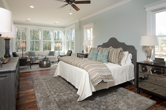 Exemple d'une chambre parentale romantique de taille moyenne avec un mur bleu et parquet foncé.
