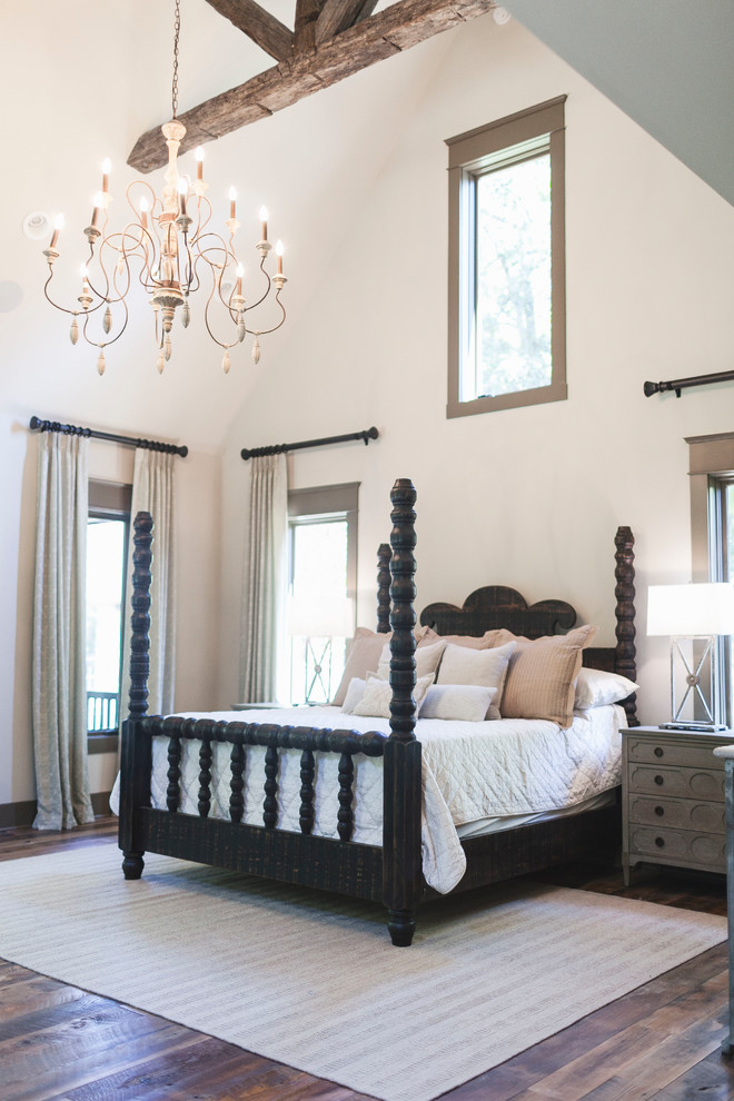 Imagen de dormitorio principal minimalista grande sin chimenea con paredes blancas, suelo de madera oscura y suelo marrón