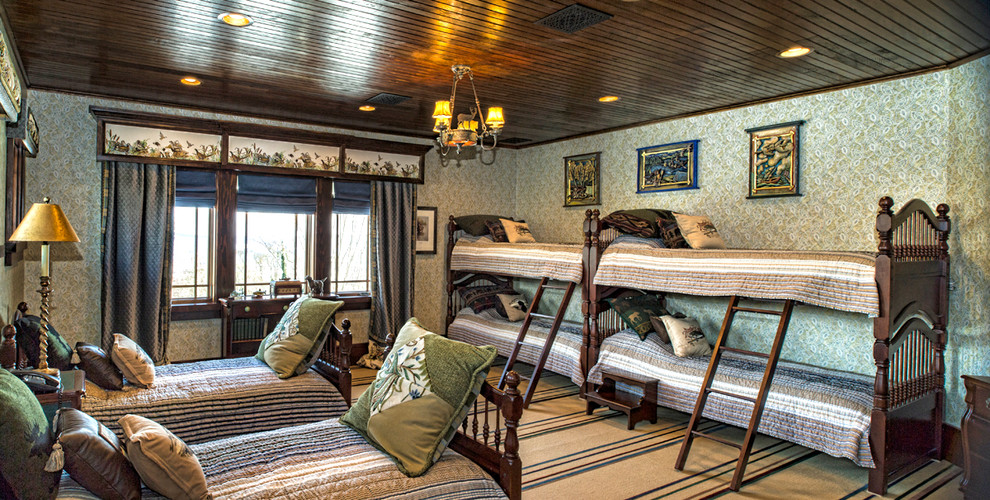 Ejemplo de habitación de invitados de estilo americano grande sin chimenea con paredes multicolor y moqueta