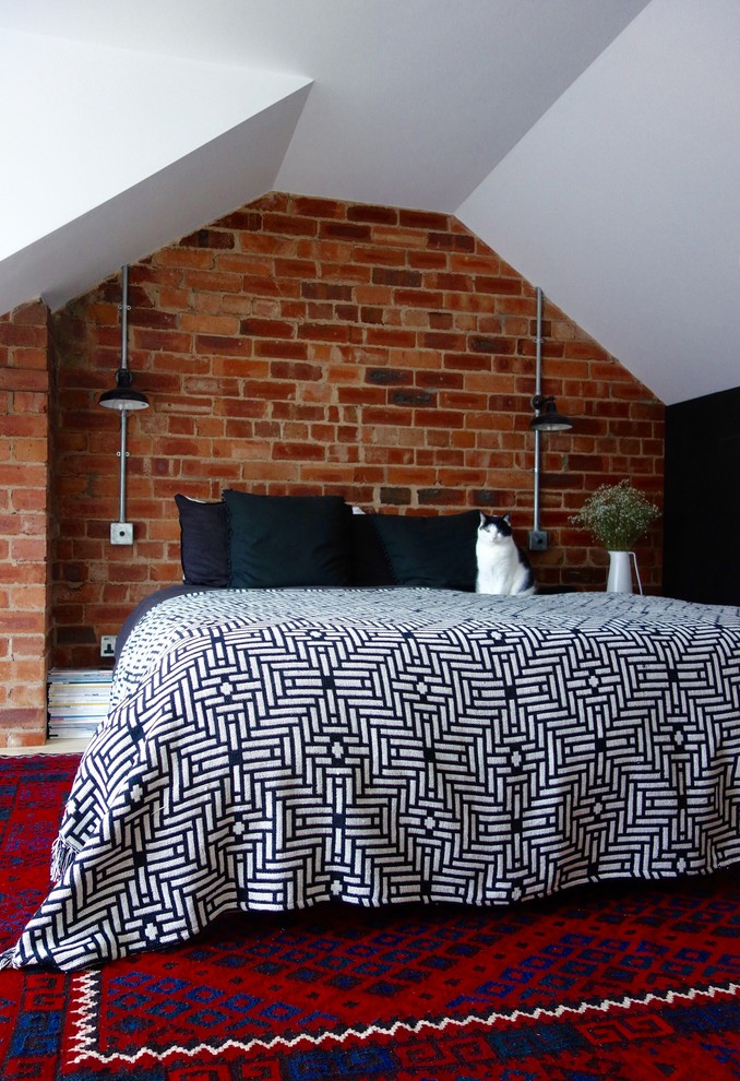 Diseño de habitación de invitados nórdica de tamaño medio sin chimenea con paredes blancas y suelo de contrachapado