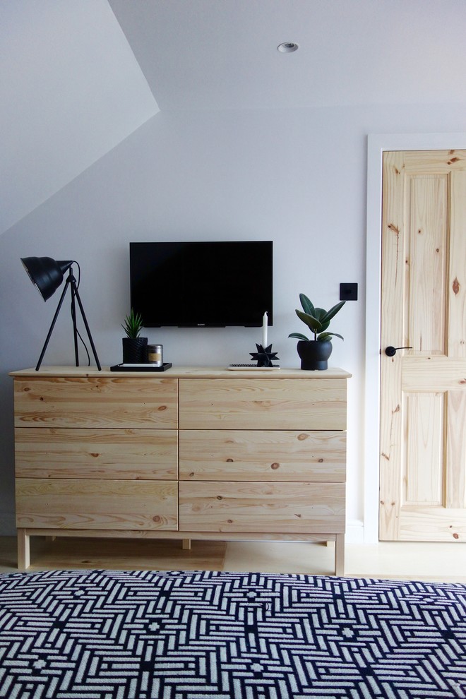 Bild på ett mellanstort minimalistiskt sovrum