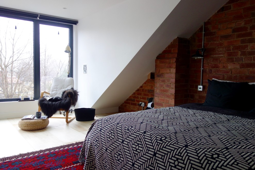 На фото: гостевая спальня среднего размера, (комната для гостей) на мансарде в скандинавском стиле с белыми стенами и полом из фанеры без камина