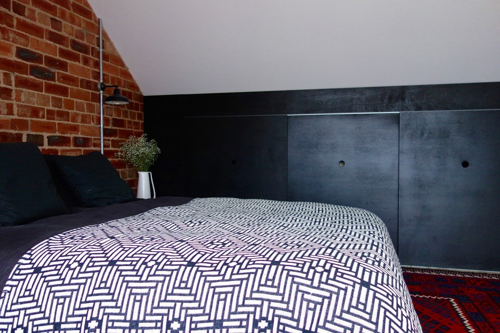 Стильный дизайн: гостевая спальня среднего размера, (комната для гостей) в скандинавском стиле с белыми стенами и полом из фанеры без камина - последний тренд