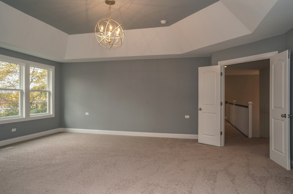 Стильный дизайн: большая хозяйская спальня в морском стиле с серыми стенами и ковровым покрытием - последний тренд