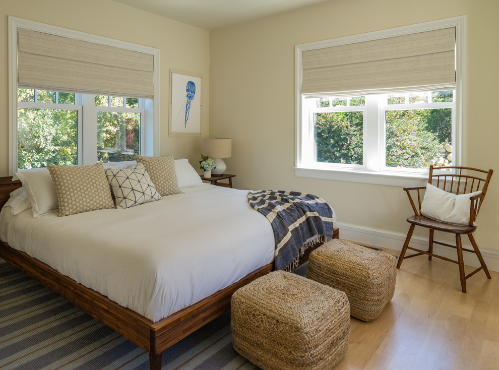 Esempio di una camera degli ospiti minimalista di medie dimensioni con pareti beige, parquet chiaro, nessun camino e pavimento beige