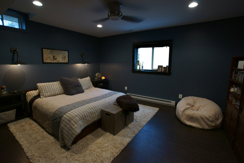Idee per una camera da letto chic di medie dimensioni con pareti blu, pavimento in legno massello medio e nessun camino