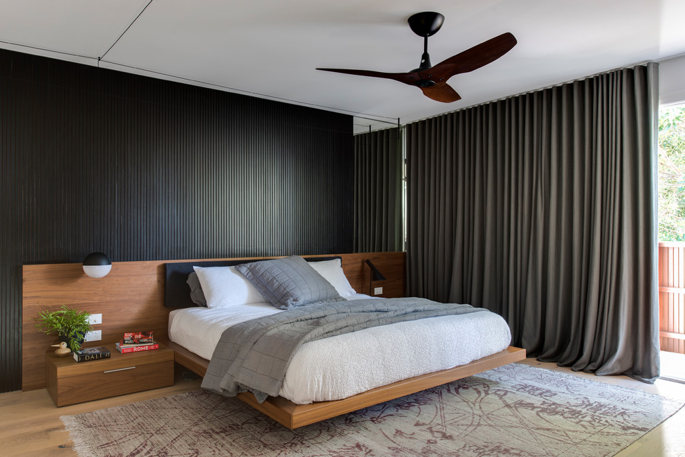 シドニーにある中くらいなコンテンポラリースタイルのおしゃれな主寝室 (白い壁、淡色無垢フローリング、ベージュの床) のレイアウト