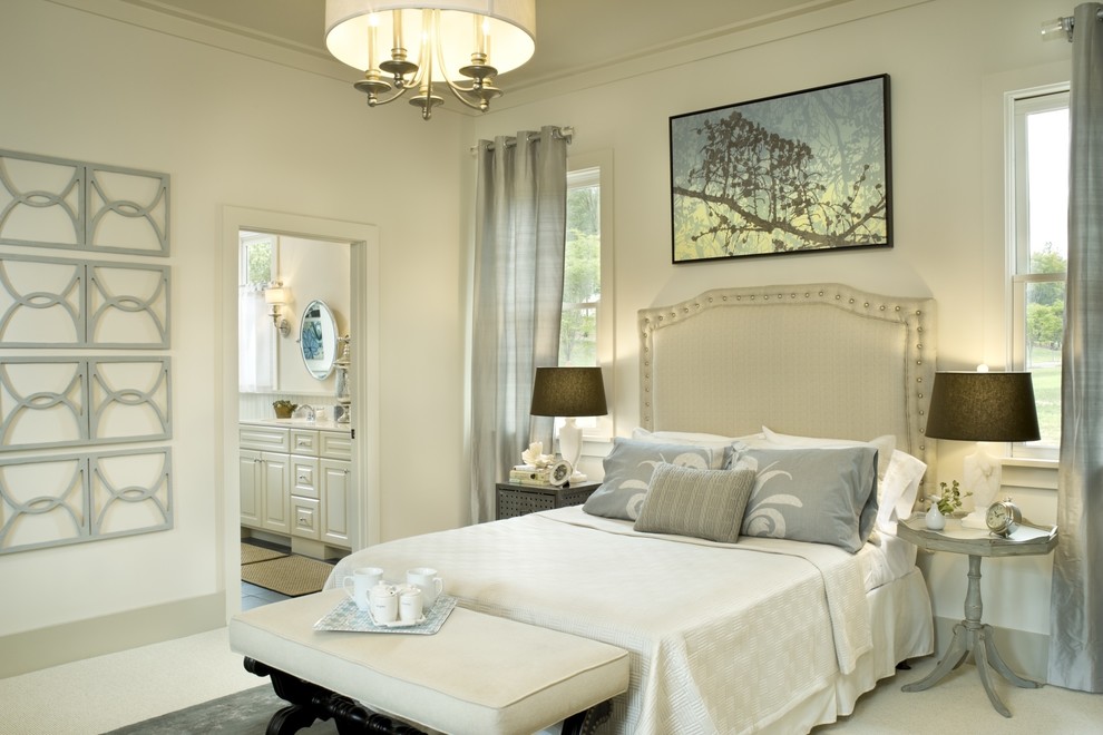 他の地域にあるトラディショナルスタイルのおしゃれな主寝室 (白い壁、暖炉なし) のレイアウト