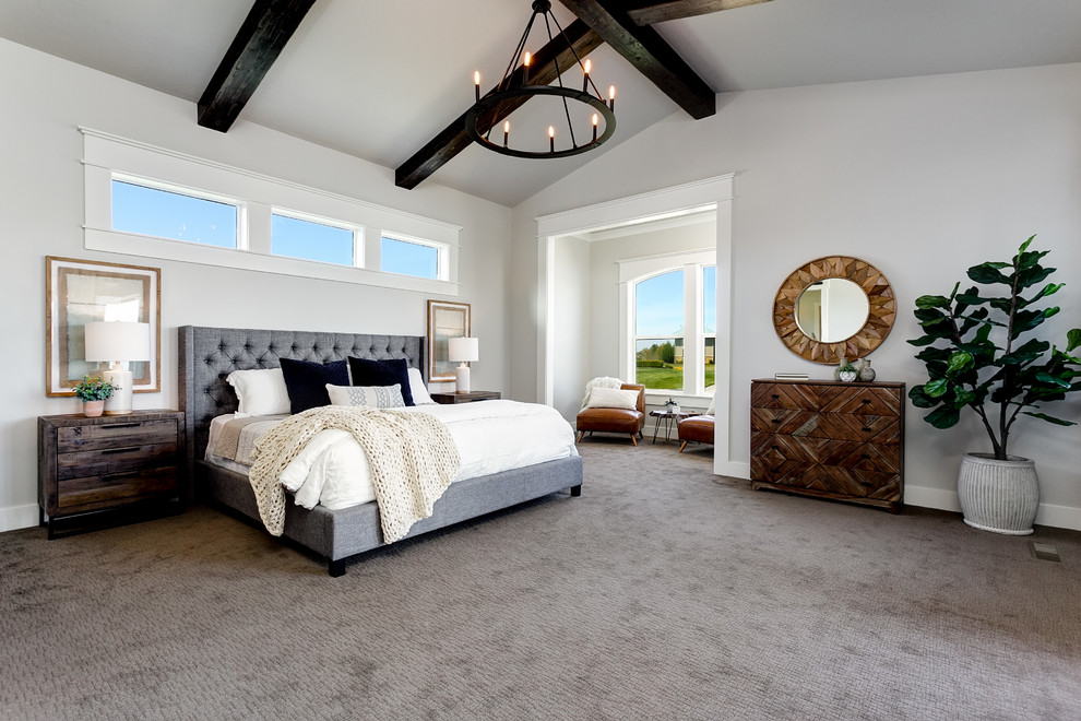 На фото: хозяйская спальня в стиле неоклассика (современная классика) с серыми стенами, ковровым покрытием и серым полом без камина с