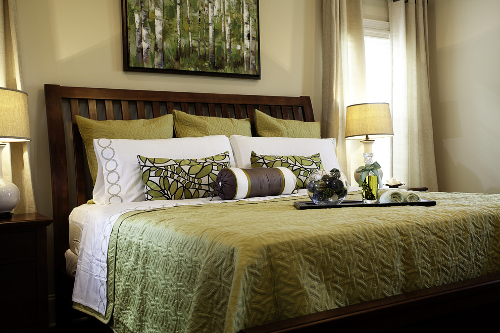 Immagine di una camera da letto chic con pareti beige