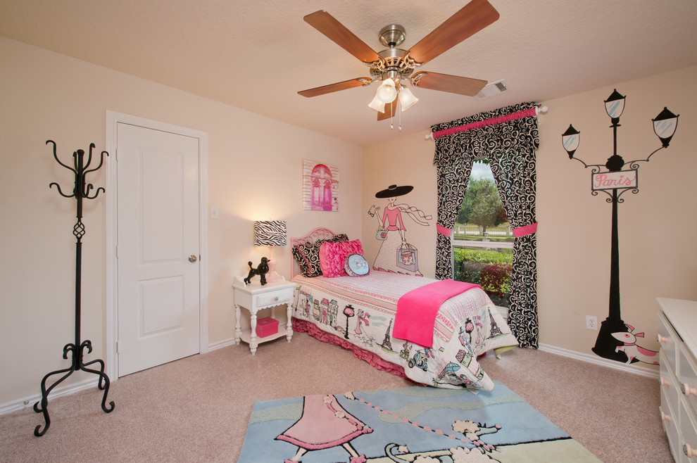 Mittelgroßes Shabby-Style Gästezimmer ohne Kamin mit beiger Wandfarbe, Teppichboden und beigem Boden in Houston