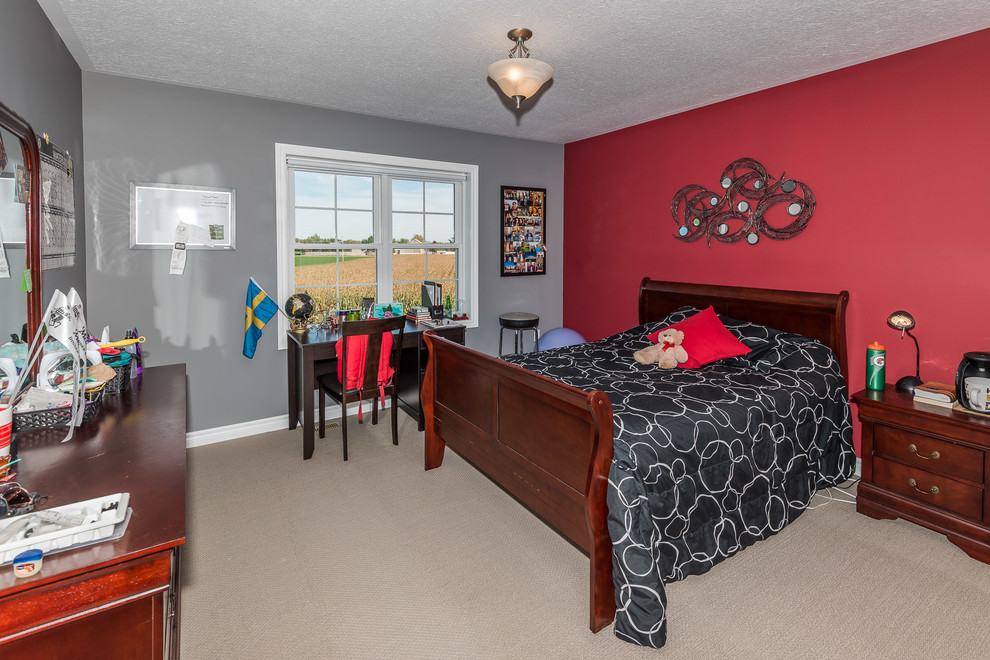 Imagen de habitación de invitados campestre grande sin chimenea con paredes rojas y moqueta