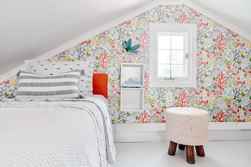 Ejemplo de habitación de invitados costera pequeña sin chimenea con paredes multicolor, suelo laminado y suelo blanco