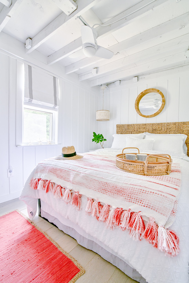 Стильный дизайн: маленькая хозяйская спальня в морском стиле с белыми стенами, светлым паркетным полом и бежевым полом для на участке и в саду - последний тренд