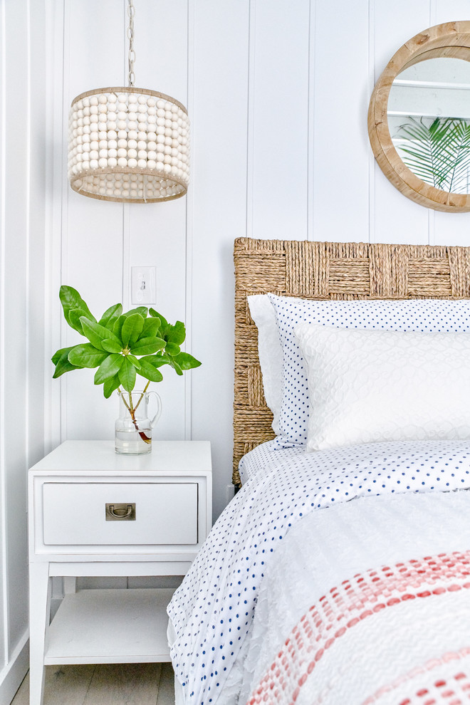 プロビデンスにある小さなビーチスタイルのおしゃれな主寝室 (白い壁、淡色無垢フローリング、ベージュの床) のレイアウト