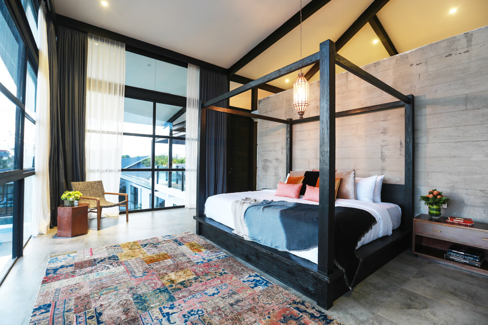 Idee per una camera da letto tropicale con pareti grigie e pavimento grigio