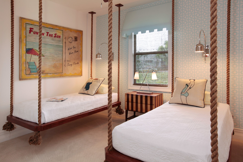 На фото: гостевая спальня (комната для гостей) в морском стиле с разноцветными стенами и ковровым покрытием с