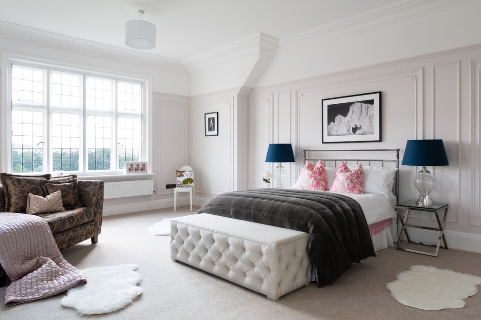 Свежая идея для дизайна: спальня в светлых тонах в стиле неоклассика (современная классика) с ковровым покрытием - отличное фото интерьера
