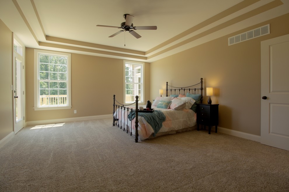На фото: хозяйская спальня среднего размера в стиле шебби-шик с бежевыми стенами и ковровым покрытием без камина с