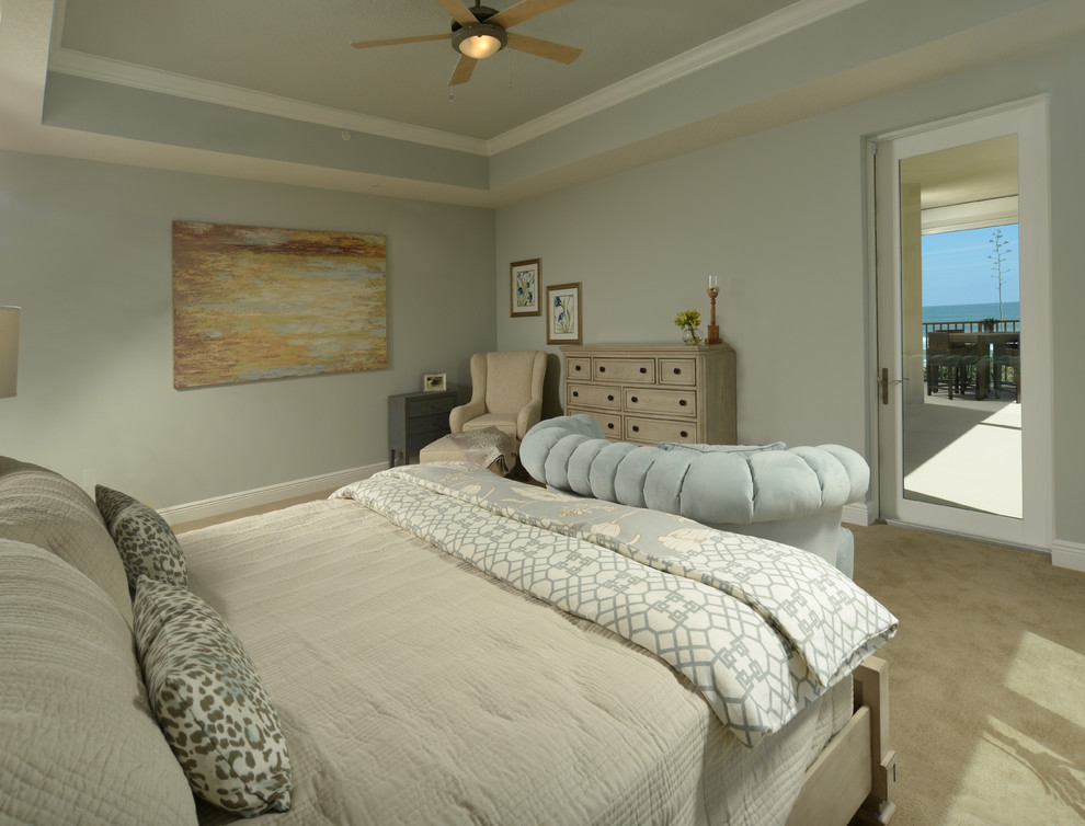 Imagen de dormitorio principal marinero de tamaño medio con paredes azules y moqueta