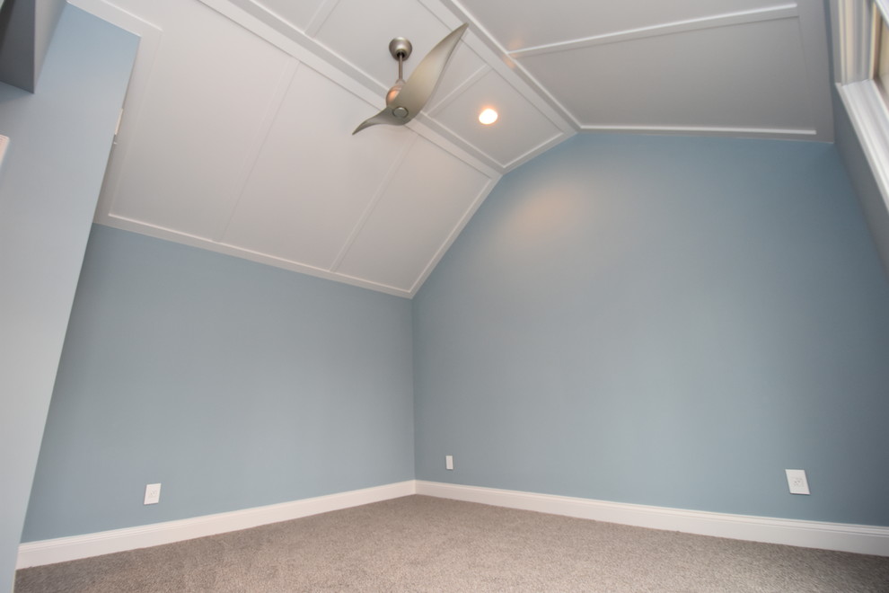 Idéer för mellanstora amerikanska gästrum, med blå väggar och heltäckningsmatta