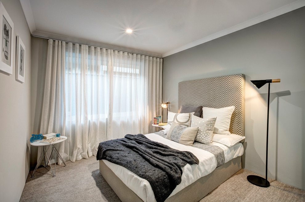 Foto de habitación de invitados contemporánea con paredes grises y moqueta