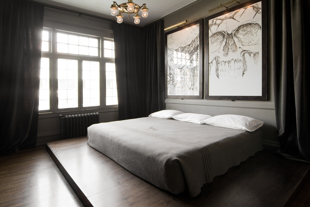 Mittelgroßes Stilmix Schlafzimmer mit grauer Wandfarbe und dunklem Holzboden in Salt Lake City