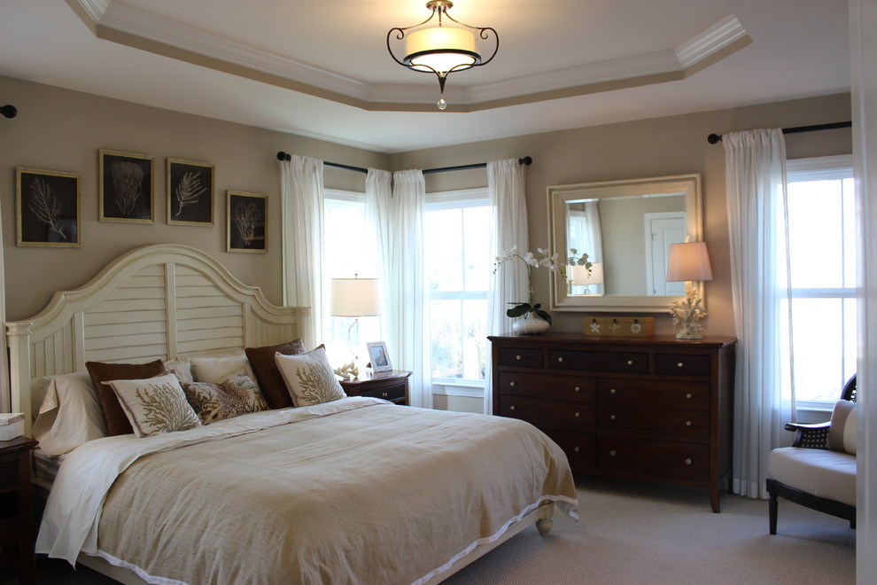 Maritimes Hauptschlafzimmer mit beiger Wandfarbe und Teppichboden in Sonstige