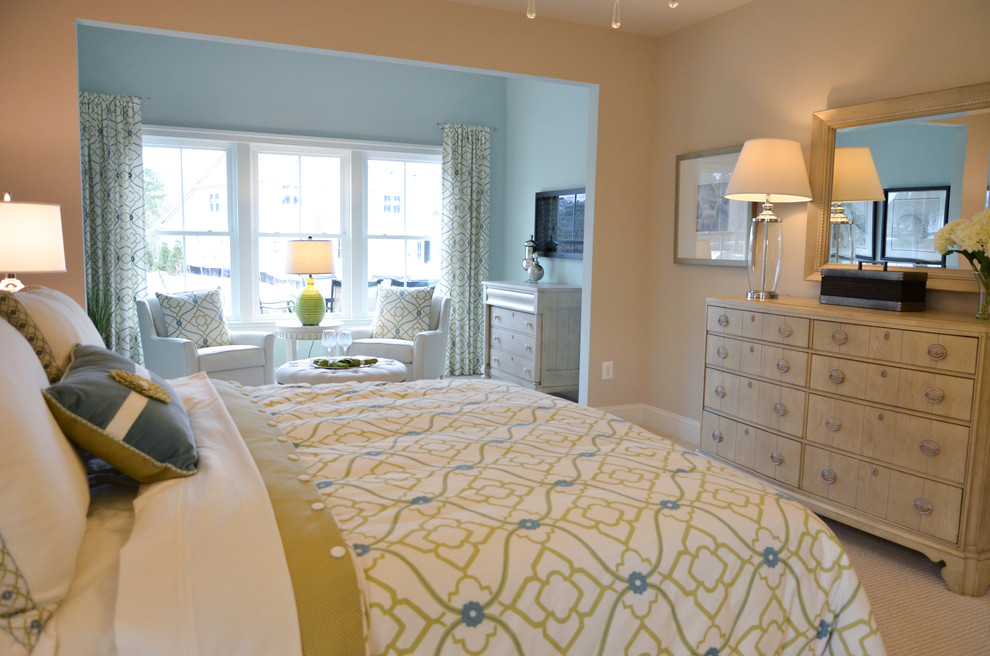 Ejemplo de dormitorio principal marinero con paredes blancas y moqueta