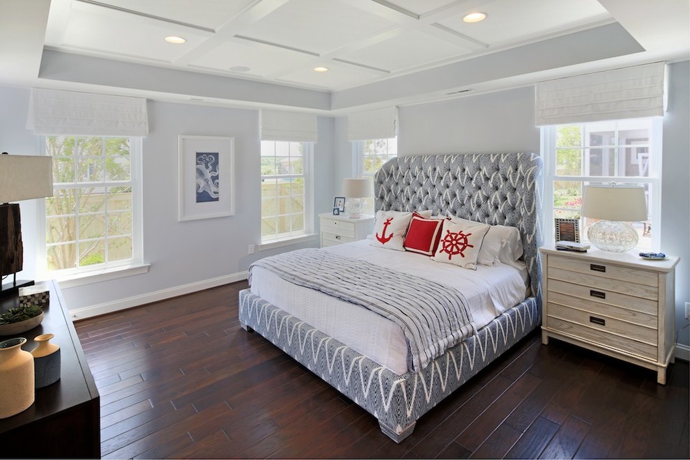 Foto de dormitorio principal marinero con paredes azules y suelo de madera oscura