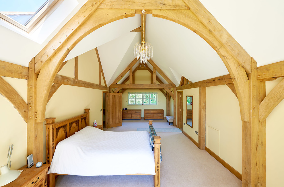 Country Hauptschlafzimmer mit gelber Wandfarbe und Teppichboden in West Midlands