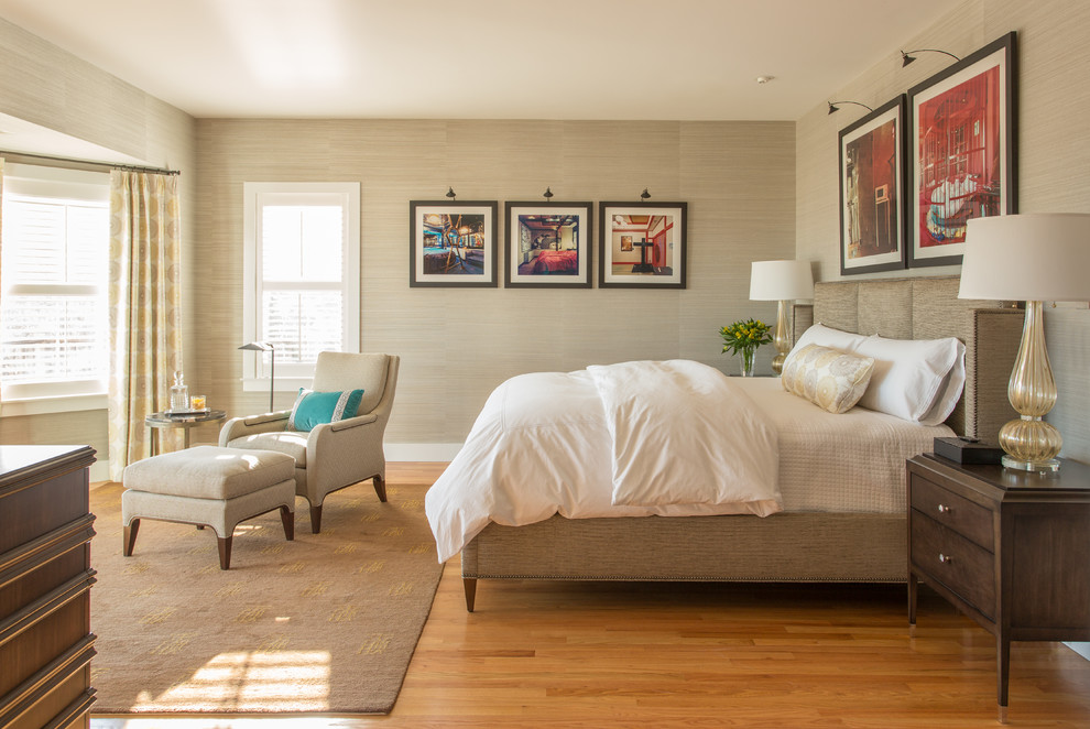 Aménagement d'une grande chambre parentale classique avec un sol en bois brun et un mur beige.
