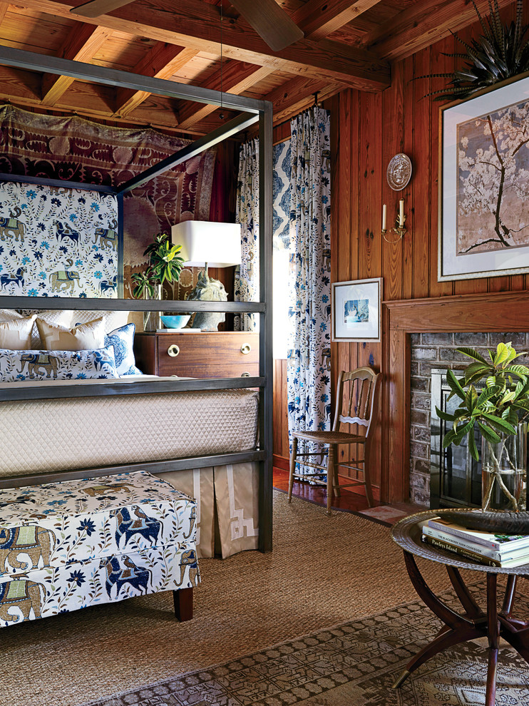 На фото: хозяйская спальня в классическом стиле с стандартным камином