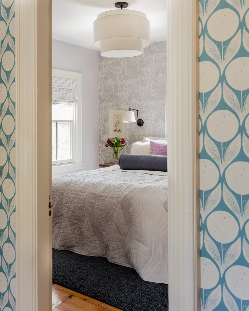 Ispirazione per una piccola camera da letto classica con pareti multicolore e pavimento in legno massello medio